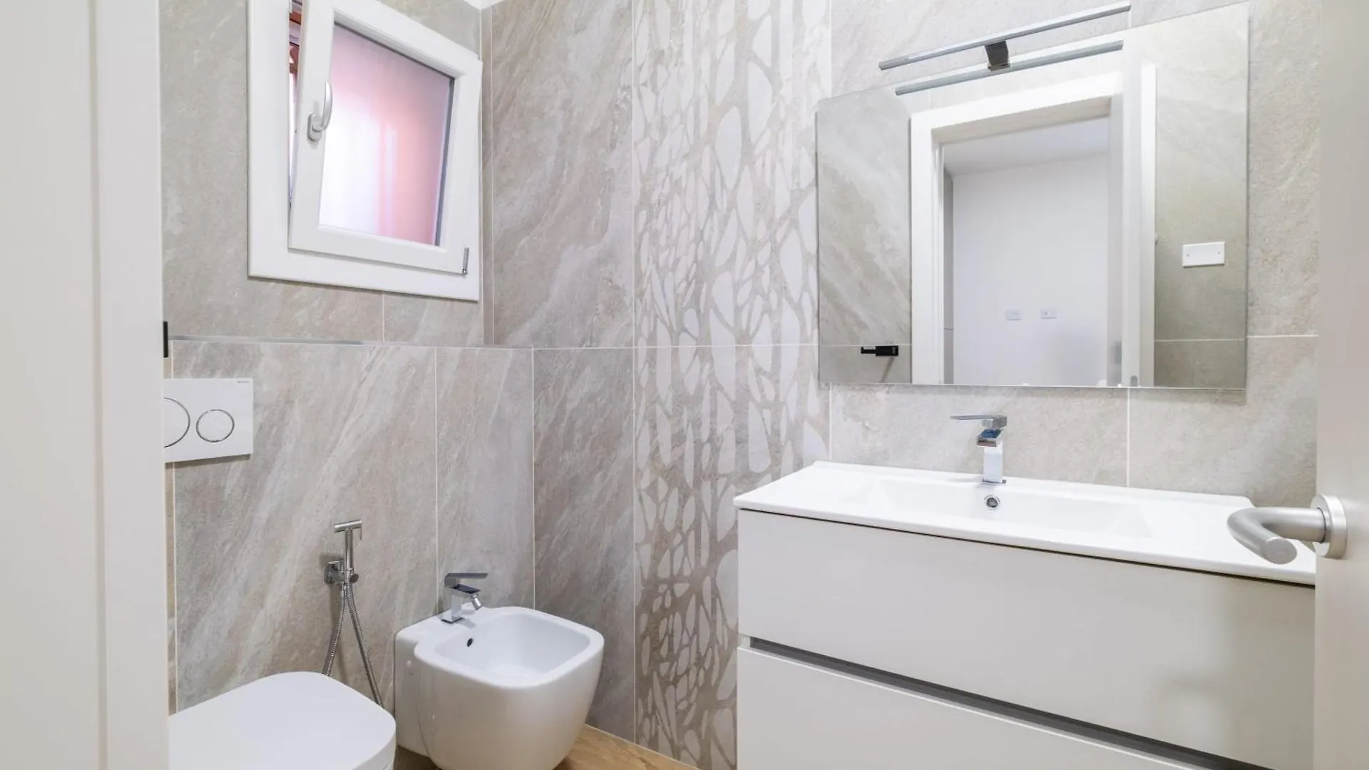 Homeby, Due Agosto Apartment Bologna 0*,